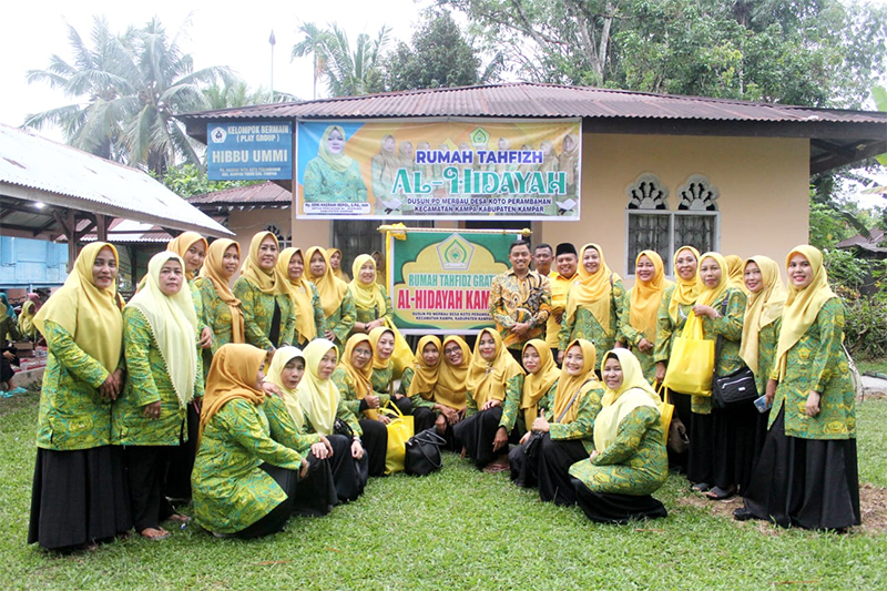Wakil Ketua DPRD Kampar Repol SAg MIP foto bersama saat peresmian Rumah Tahfidz Pengajian Al-Hidayah di Dusun Padang Merbau, Desa Koto Perambahan, Kecamatan Kampar Timur, Kabupaten Kampar, KamisÂ  (20/7/2023) sore.